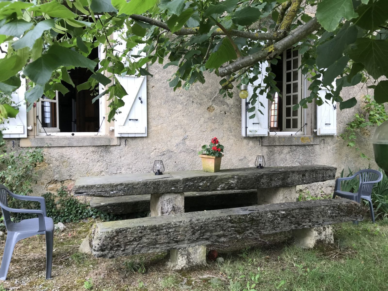 Coin repas sous le tilleul